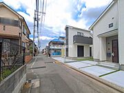 前面道路を含めた現地写真です。