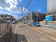 前面道路を含めた現地写真です。