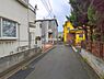 外観：前面道路を含めた現地写真です。