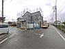 外観：前面道路を含めた現地写真です。