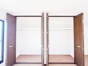 いつでもお部屋をスッキリお使い頂ける収納スペースを設置。