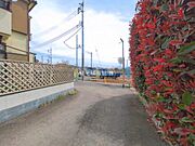 前面道路を含めた現地写真です。