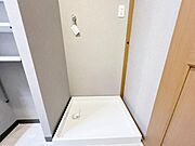 ランドリースペースです。身支度を整えながら洗濯機の操作を行えます。