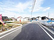 前面道路を含めた現地写真です。ぜひ周辺環境も併せてご覧ください。
