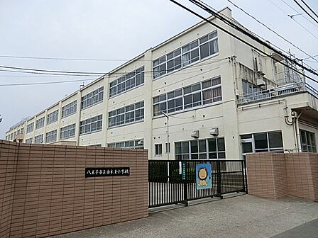 八王子市立由木東小学校まで約1360m（徒歩17分）