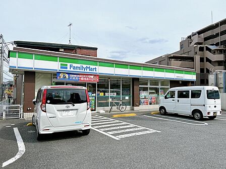 ファミリーマート 昭島諏訪松中通り店まで約680m(徒歩9分)
