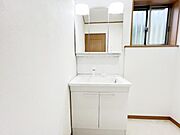 洗面化粧台です。朝の身支度から1日が始まります。