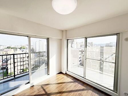2面採光を確保した室内は、明るく風通しも良く、大変居心地の良い空間となっております。