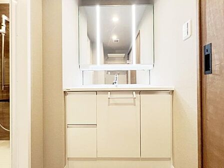 洗面化粧台です。朝の身支度から1日が始まります。