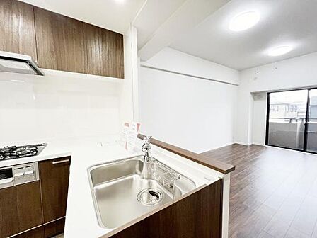 お食事中もキッチンと会話が楽しめるダイニングスペース。