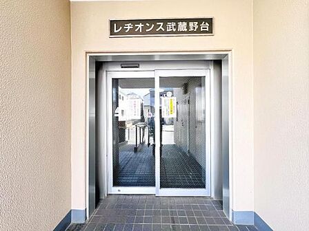 ゆったりとした印象のエントランスです。
