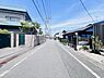 外観：前面道路を含めた現地写真です。