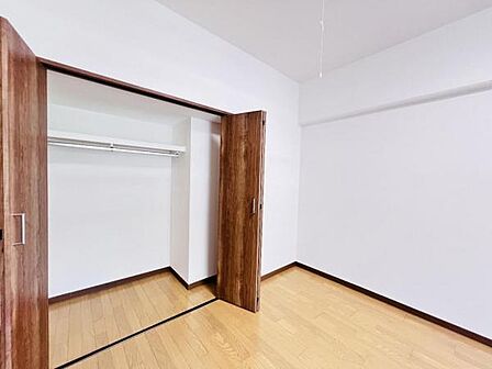 いつでもお部屋をスッキリお使い頂ける収納スペースを設置。