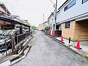 前面道路を含めた現地写真です。