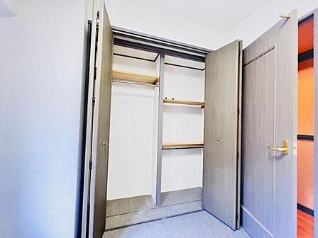 いつでもお部屋をスッキリお使い頂ける収納スペースを設置。