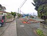 外観：前面道路を含めた現地写真です。