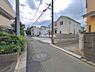 外観：前面道路を含めた現地写真です。
