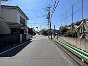 前面道路を含めた現地写真です。