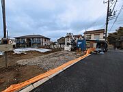 前面道路を含めた現地写真です。