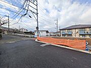 前面道路を含めた現地写真です。