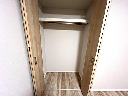 ウォークインクローゼットがあり収納スペースも豊富。季節物もスッキリ片付きそうです。