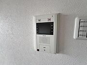 訪問者を確認できるTVモニター付きインターフォンです。