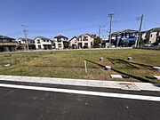前面道路を含めた現地写真です。