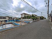 前面道路を含めた現地写真です。