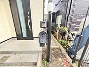 TVドアホンとポストが付いた門柱です。