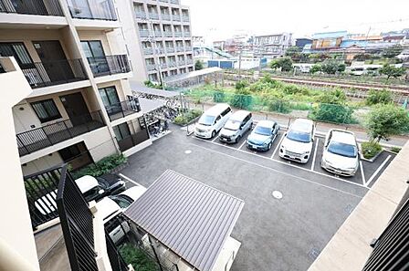 駐車場ももちろん完備しておりますのでお車所有の方にも心強いです。