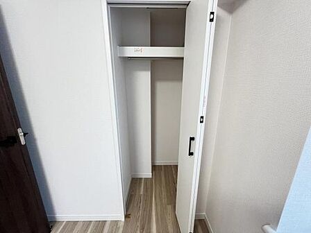 いつでもお部屋をスッキリお使い頂ける収納スペースを設置。