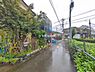 外観：前面道路を含めた現地写真です。