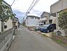 外観：前面道路を含めた現地写真です。