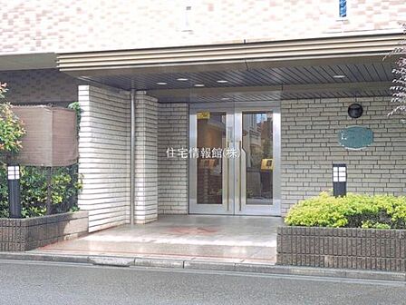 ゆったりとした印象のエントランスです。