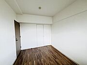 いつでもお部屋をスッキリお使い頂ける収納スペースを設置。中の物を確認しやすく、取り出しやすい収納スペース。お部屋を広々とお使いいただけます。