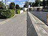 外観：前面道路を含めた現地写真です。ぜひ周辺環境も併せてご覧ください。住宅地につき落ち着いた新生活を始められそうです。