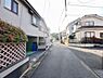 外観：前面道路を含めた現地写真です。ぜひ周辺環境も併せてご覧ください。住宅地につき落ち着いた新生活を始められそうです。