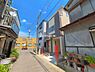 外観：前面道路を含めた現地写真です。