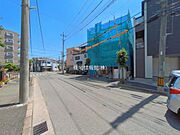 前面道路を含めた現地写真です。