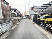 前面道路です。住宅地につき落ち着いた新生活を始められそうです。