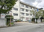 草加市立両新田小学校まで約650m（徒歩9分）