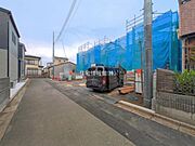 前面道路を含めた現地写真です。