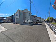 前面道路を含めた現地写真です。