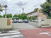 草加市立新里小学校まで約690m（徒歩9分）