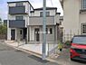 外観：前面道路を含めた現地写真です。