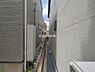 外観：前面道路を含めた現地写真です。