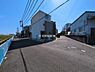 外観：前面道路を含めた現地写真です。