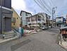 外観：前面道路を含めた現地写真です。