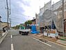 外観：前面道路を含めた現地写真です。