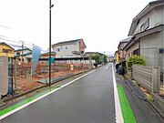 前面道路を含めた現地写真です。